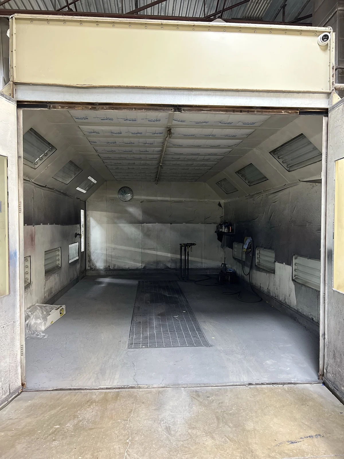 Cabine de peinture automobile.